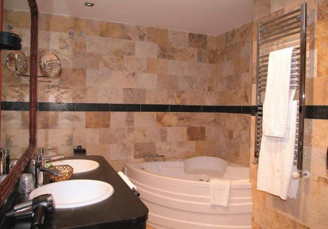 Confortables habitaciones en Hotel & Spa Sierra de Cazorla. El entorno más romántico con nuestro Spa y Masaje en Jaen